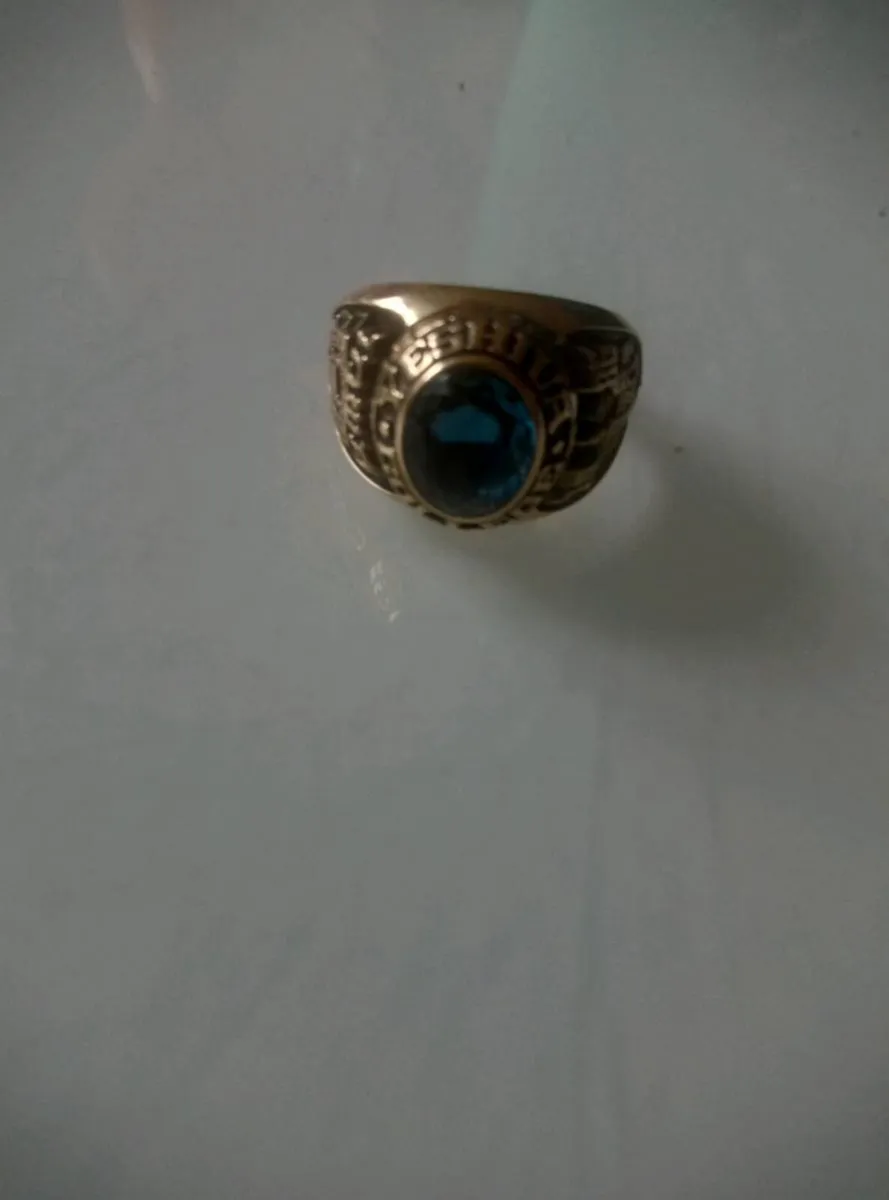 18 kart gold college ring blue gym stone - Image 1