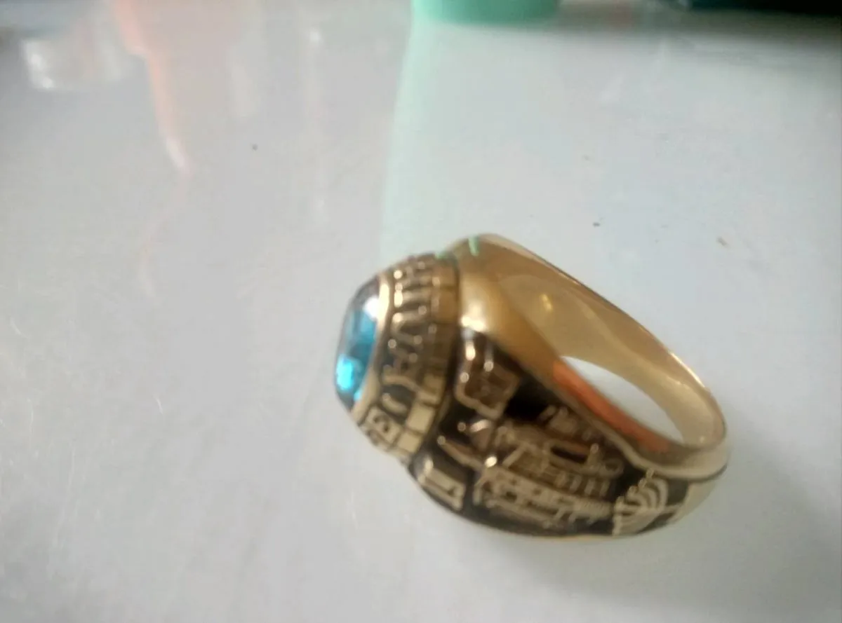 18 kart gold college ring blue gym stone - Image 4