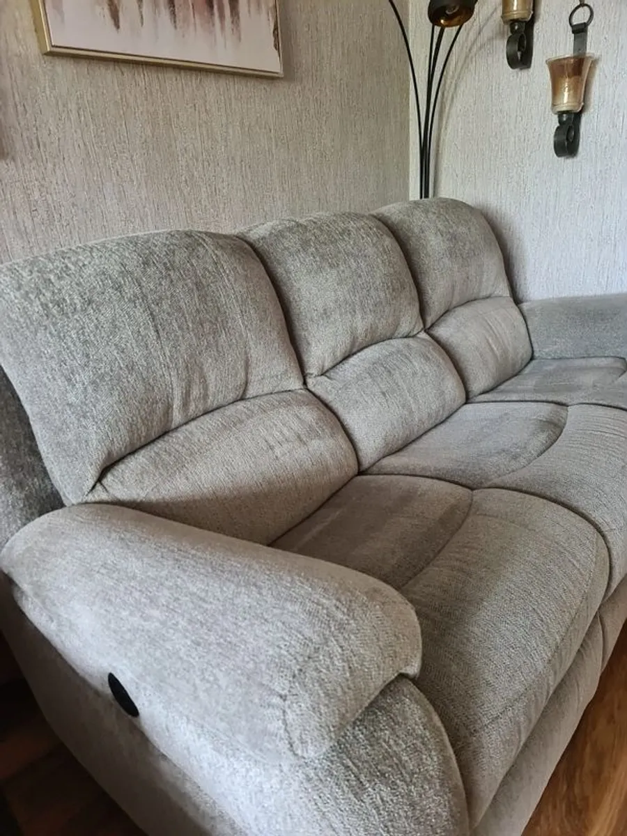 3 seater electric recliner. - Image 1