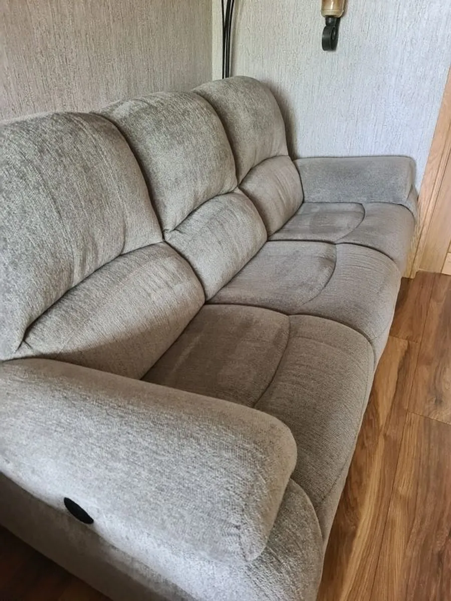 3 seater electric recliner. - Image 2