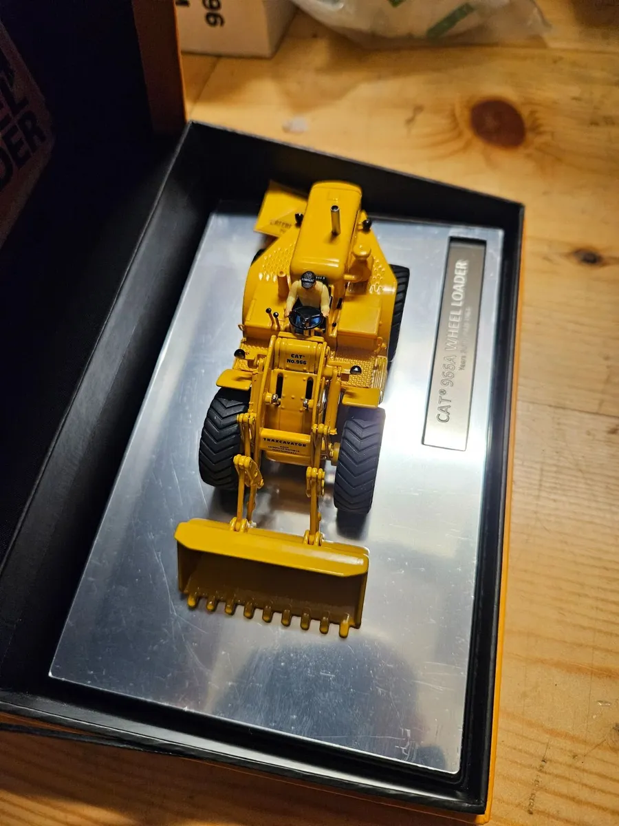 Corgi Caterpillar Wheeled Loader 1.50 - Image 2