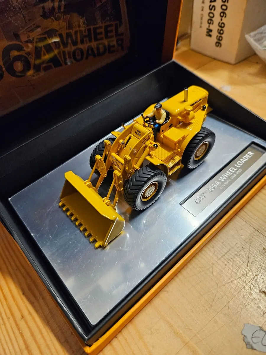 Corgi Caterpillar Wheeled Loader 1.50 - Image 1