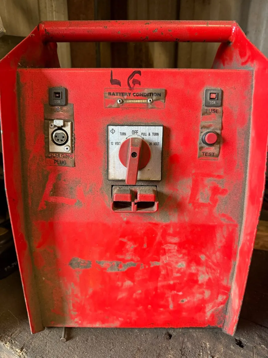 12/24 volt jump start for heavy plant machinery - Image 1