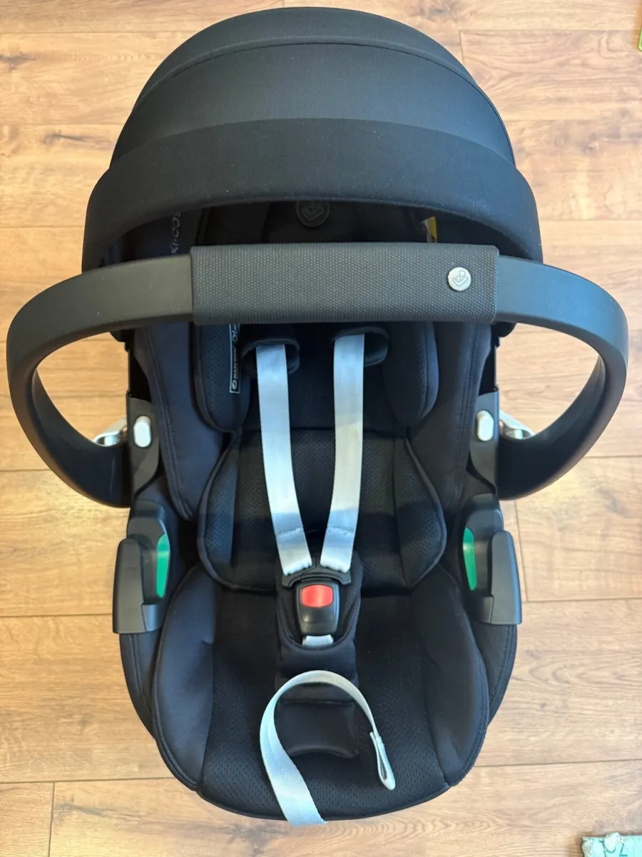 Maxi cosi pebble 360 pro 2 car seat &  isofix base - Image 1
