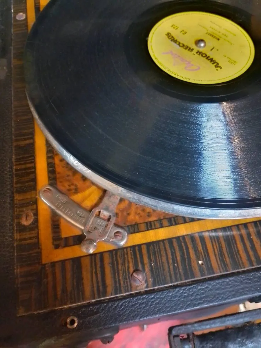 Postage Dulchetto gramophone with burr walnut top - Image 2