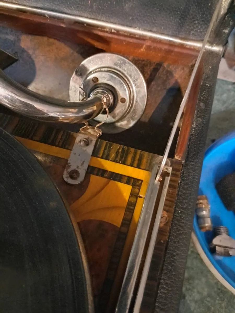 Postage Dulchetto gramophone with burr walnut top - Image 4