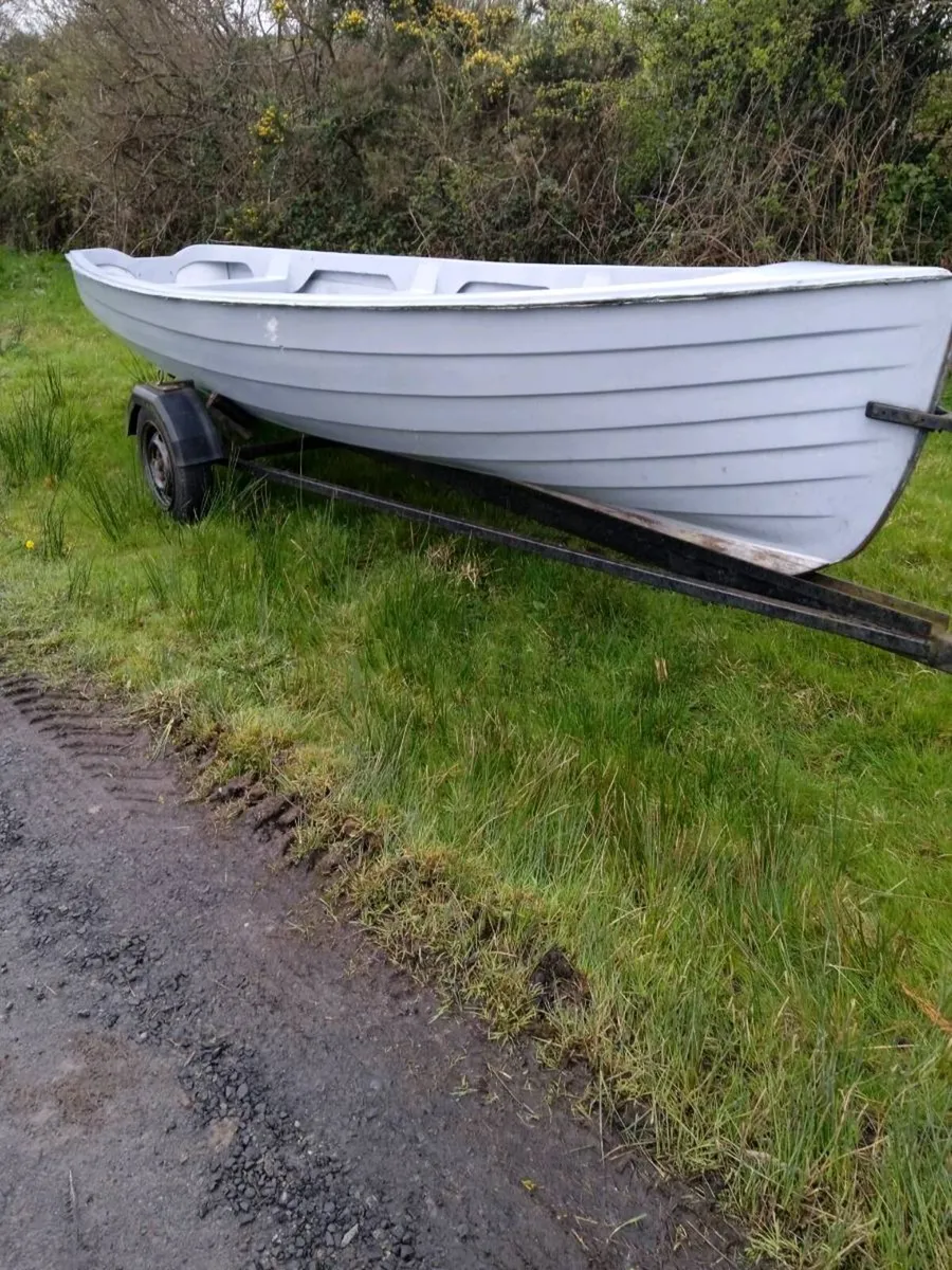 Lake boat and trailer - Image 1