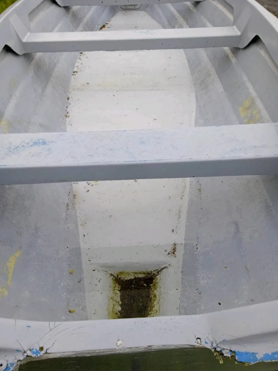 Lake boat and trailer - Image 2