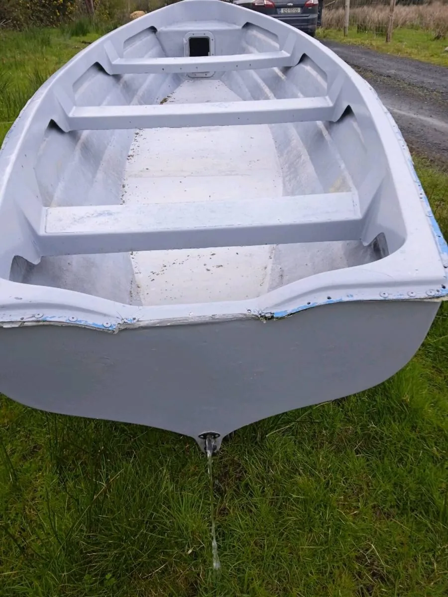 Lake boat and trailer - Image 3