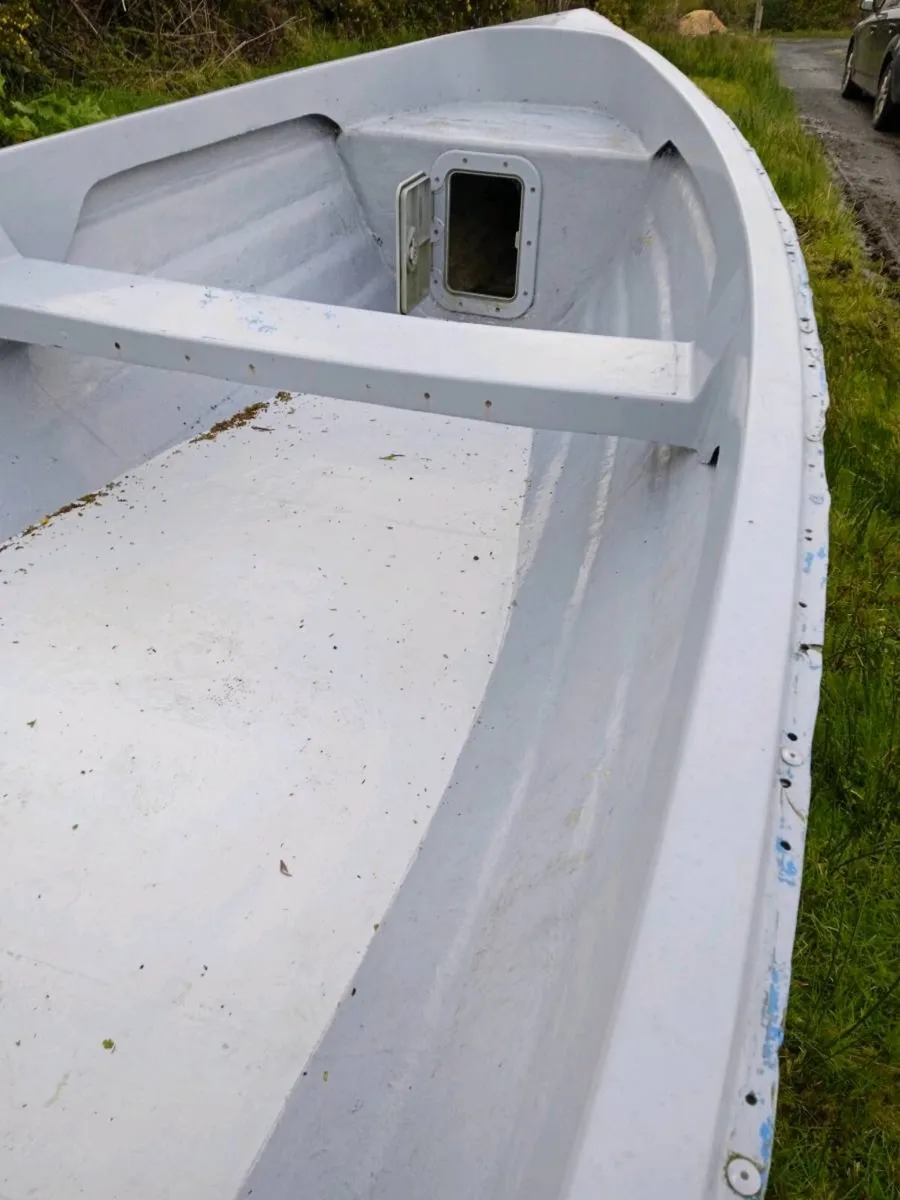 Lake boat and trailer - Image 4