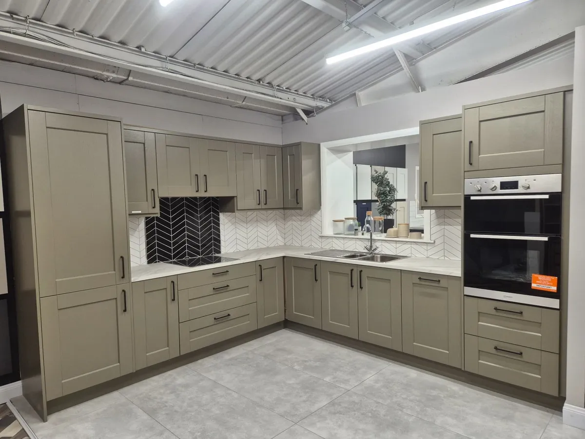 Kitchen showroom sale - Image 4