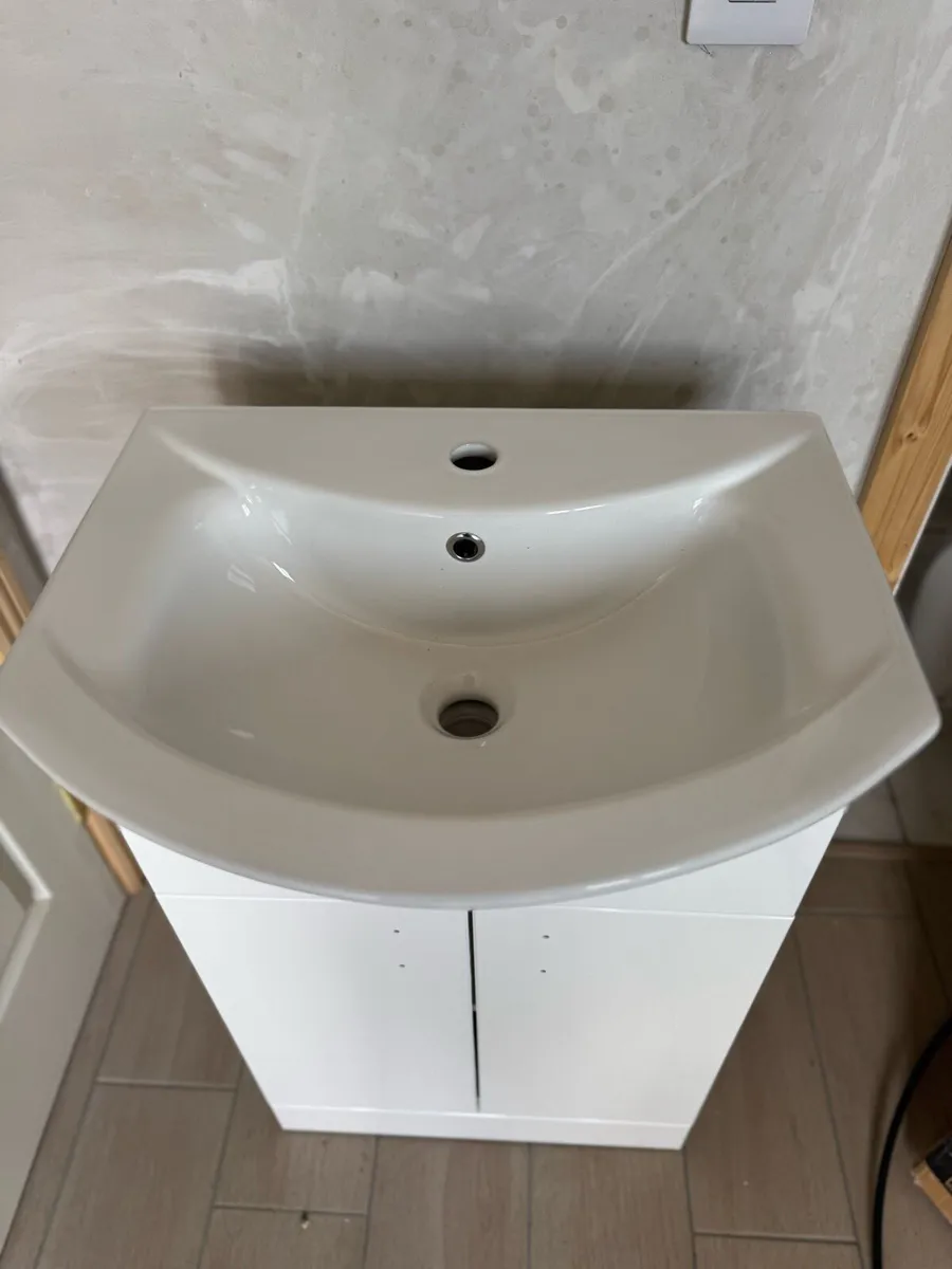 bathroom sink units - Image 1