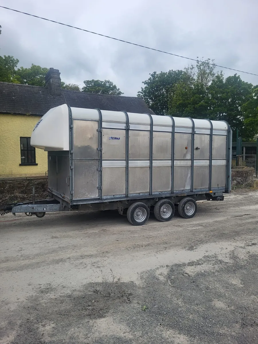 Cattle box - Image 1