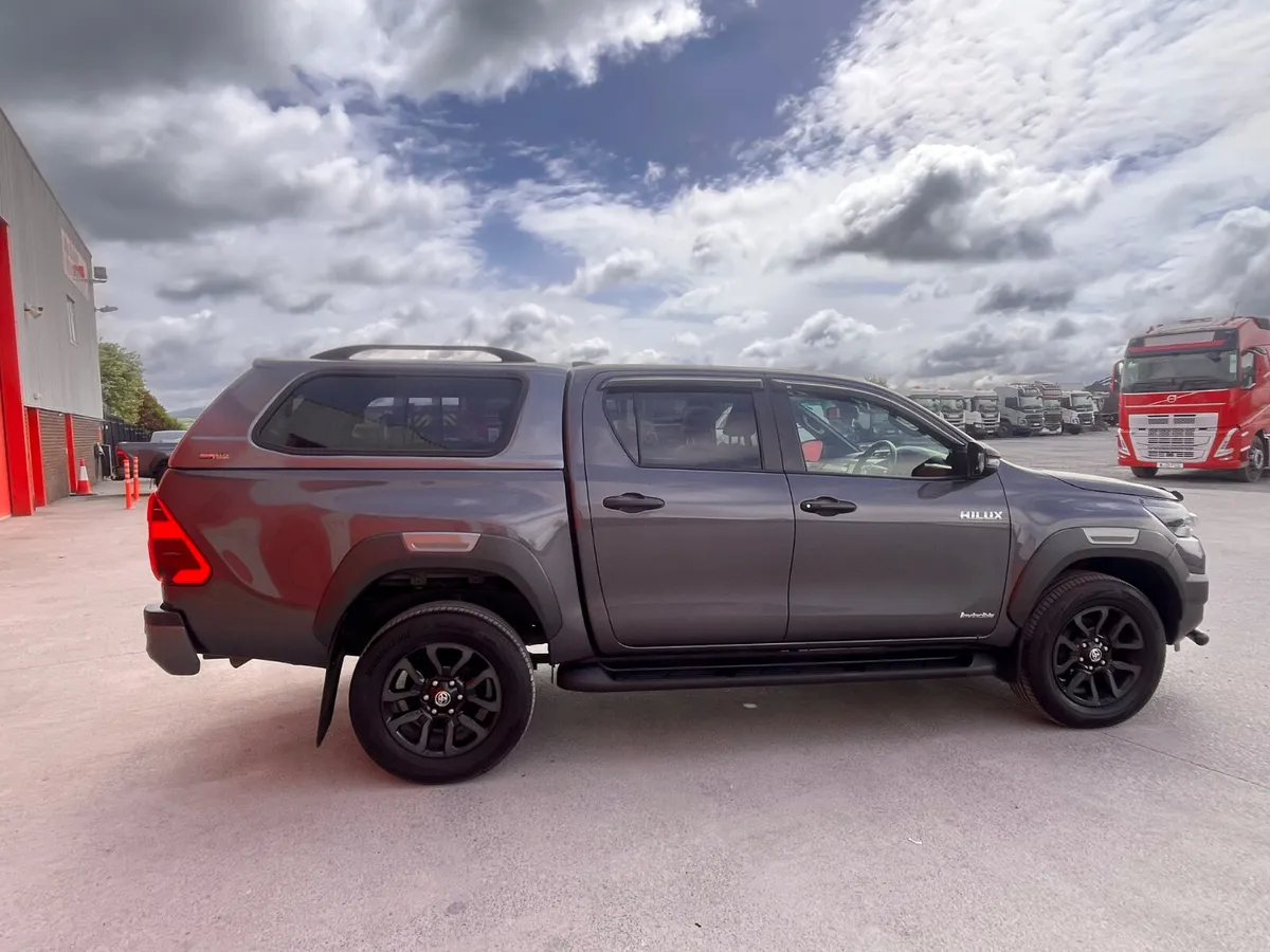 2023 Toyota Hilux 2.8 Invincible  Auto - Image 3