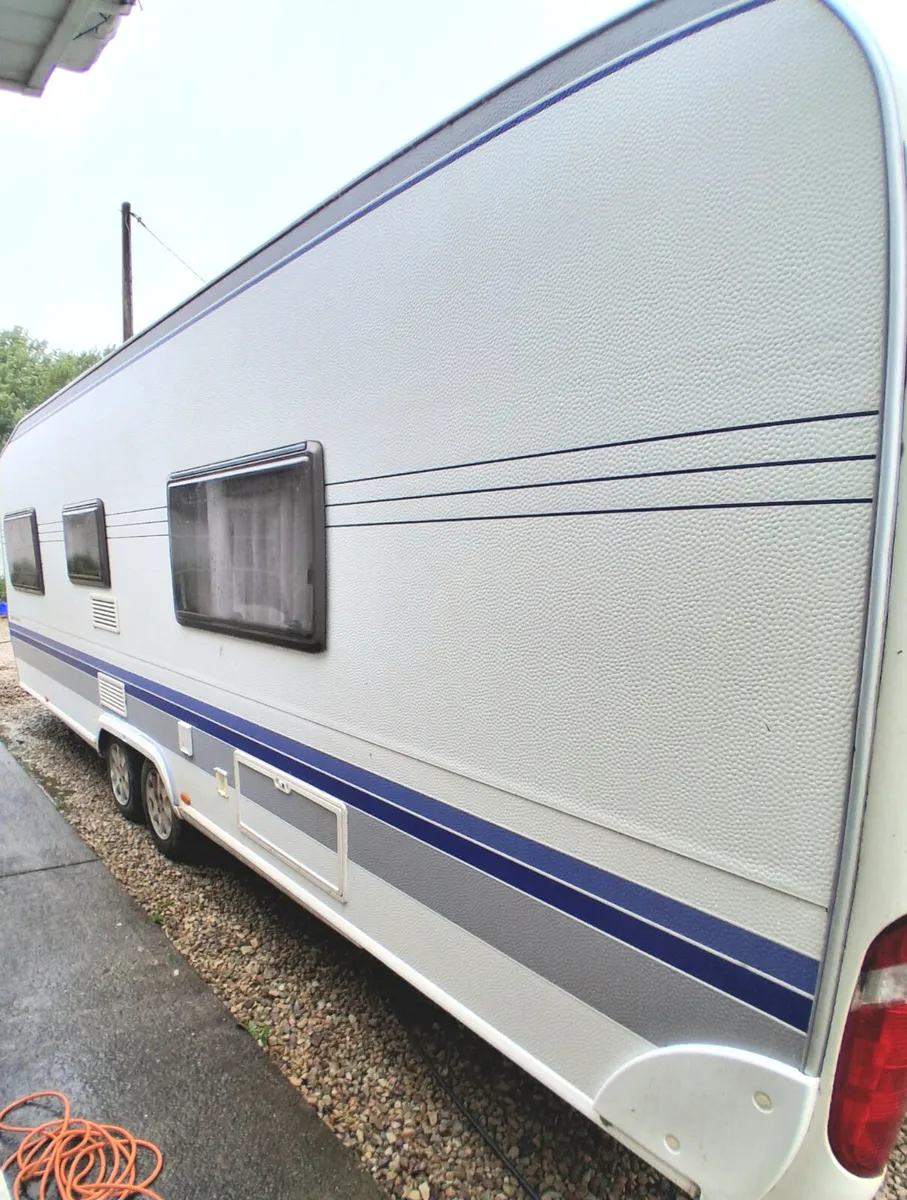 Twin axle hobby fixed bed 4 berth caravan - Image 4