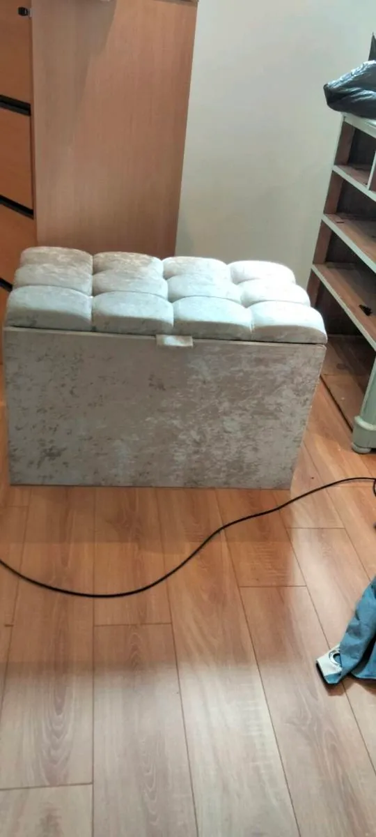 Large ottoman - Image 1
