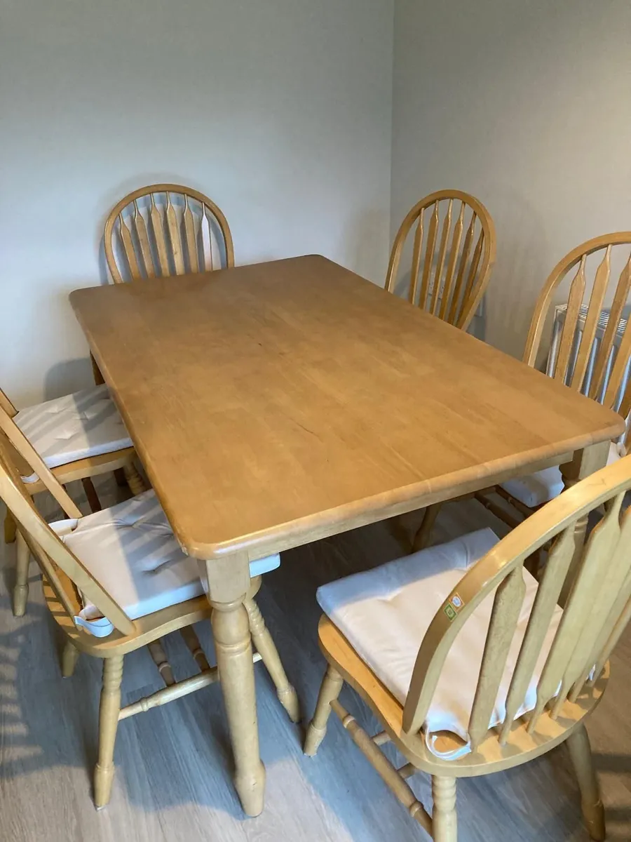 Table and chairs - Image 3
