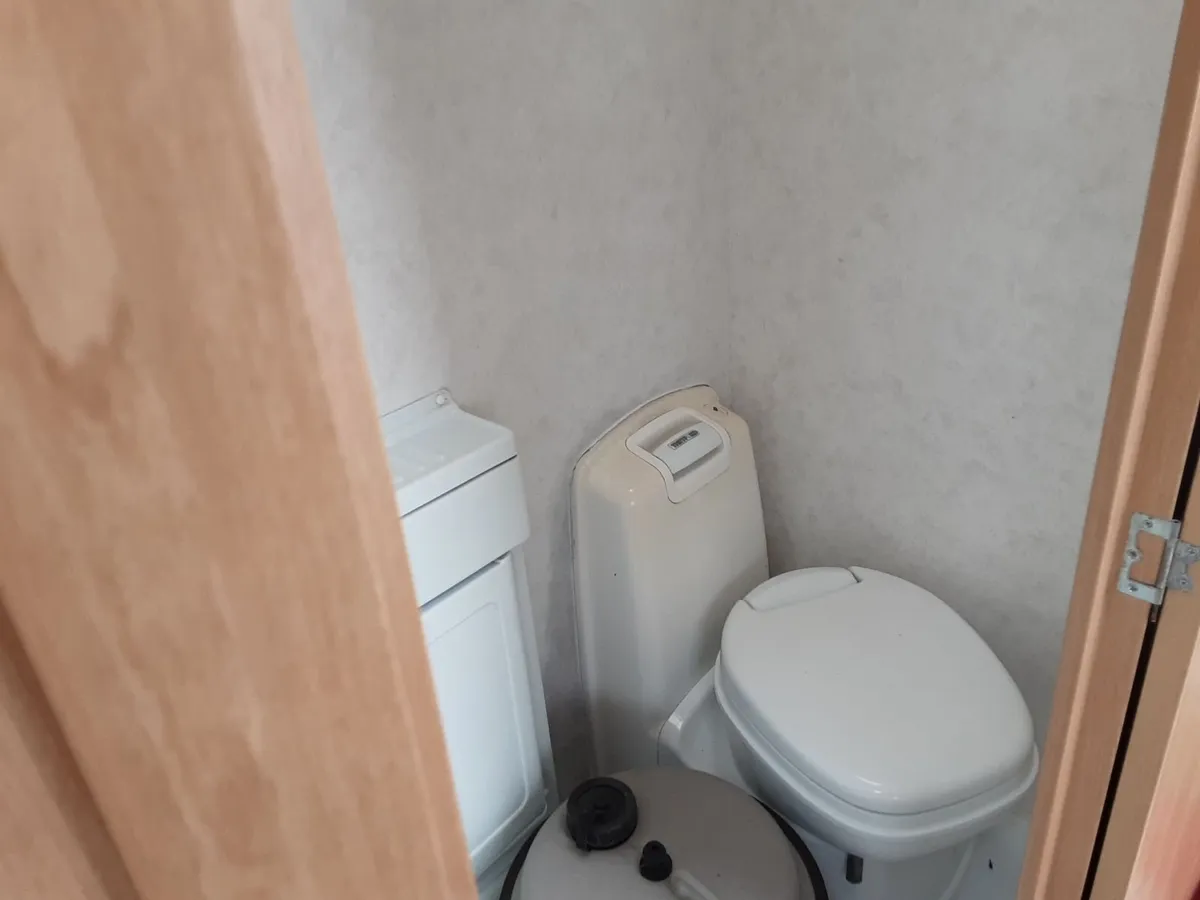 Caravan Lunar Zenith 6 berth - Image 4