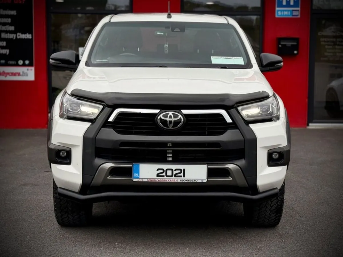 Toyota Hilux 2.8 INVINCIBLE-X 4WD D-4D // HUGE SPE - Image 2
