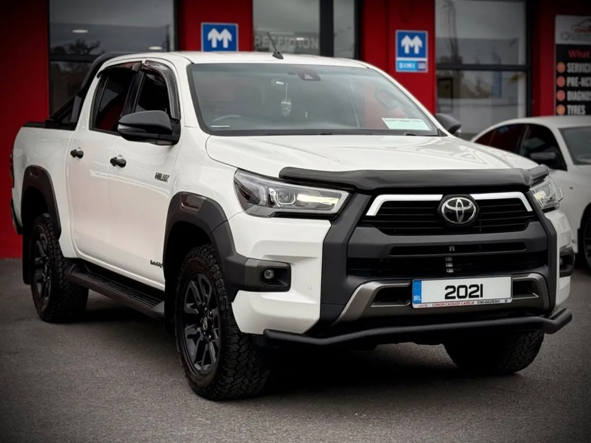 Toyota Hilux 2.8 INVINCIBLE-X 4WD D-4D // HUGE SPE - Image 4