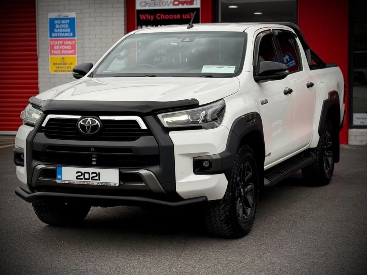 Toyota Hilux 2.8 INVINCIBLE-X 4WD D-4D // HUGE SPE - Image 3