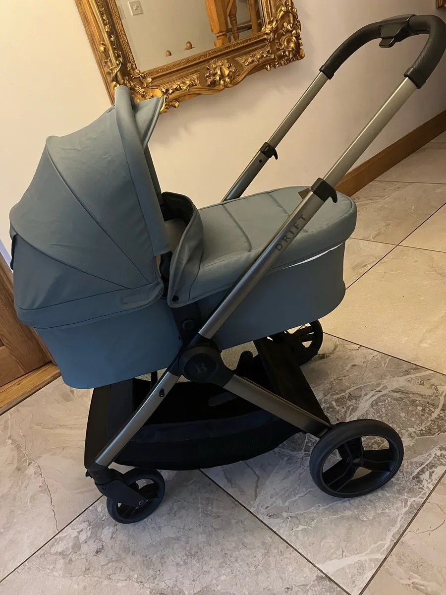 Full travel system with isofix base - Image 1