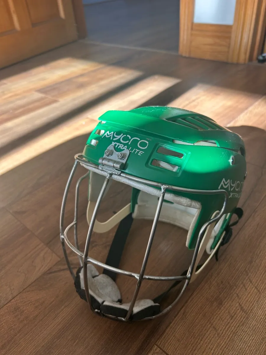 Hurling helmet - Image 1