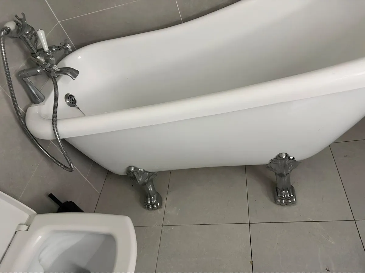 Bath with taps - Image 3