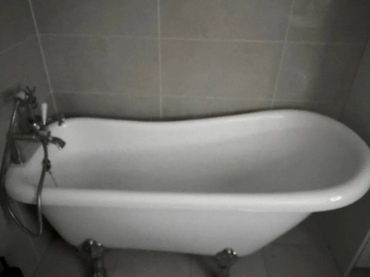 Bath with taps - Image 1