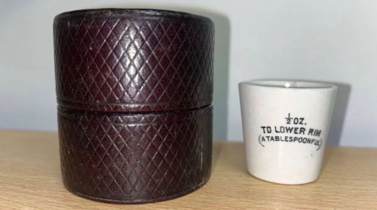 Antique doctors medicine glass - Image 2