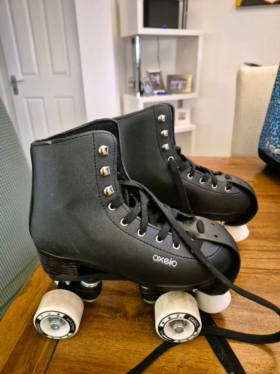 ROLLER SKATES - Image 1