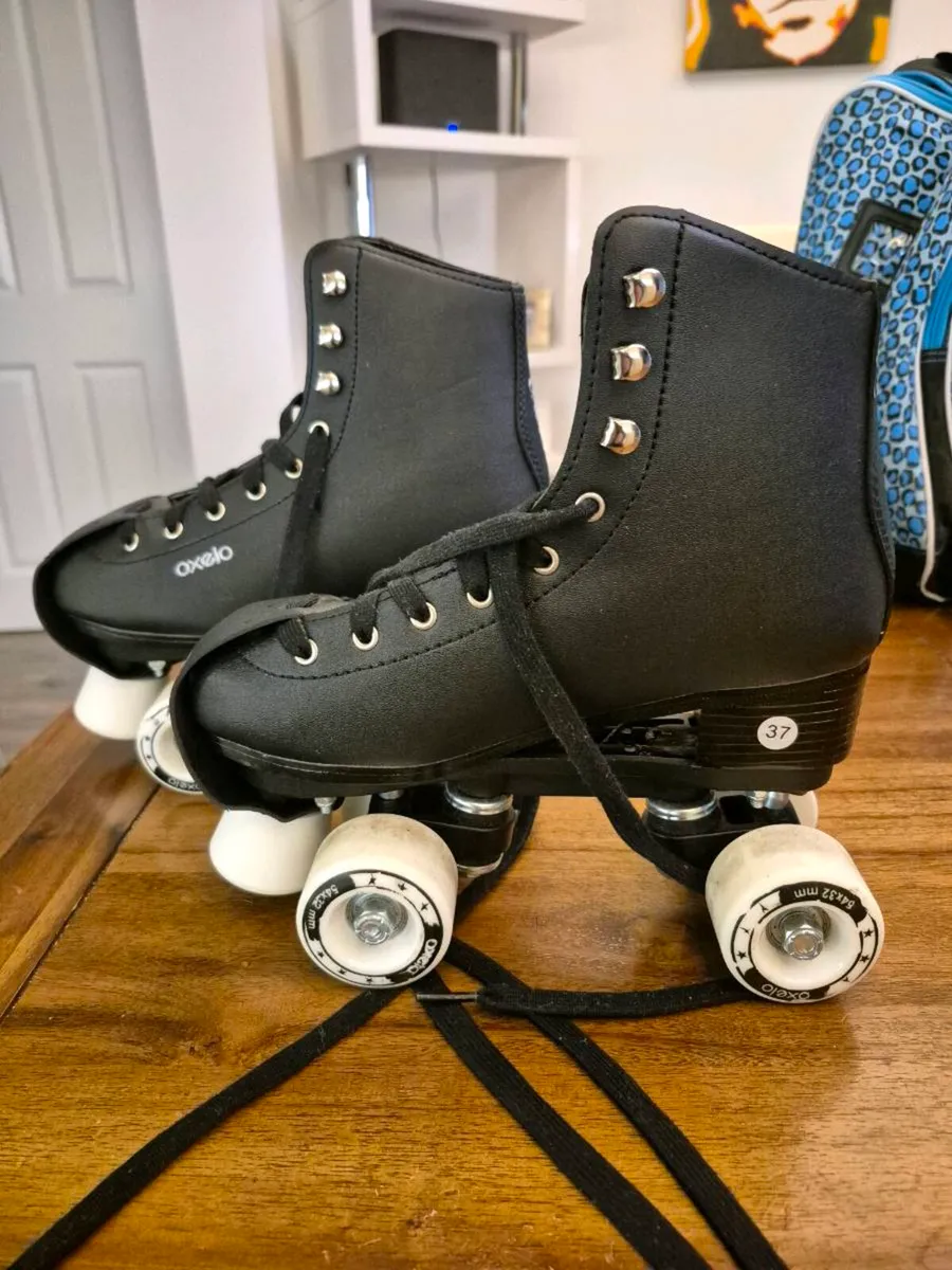 ROLLER SKATES - Image 2