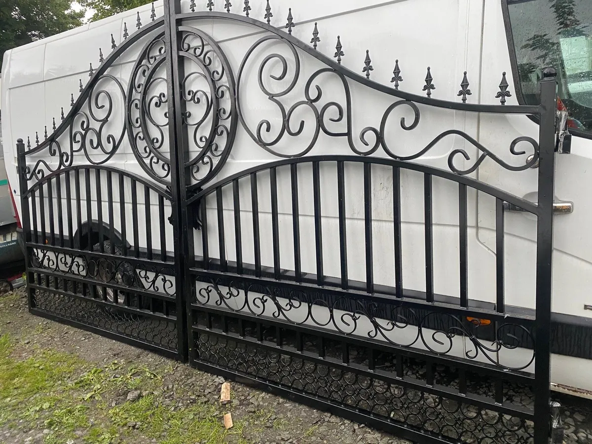 Unused set of gates - Image 1