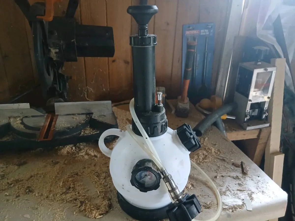 Draper manual pressure brake bleeder - Image 2