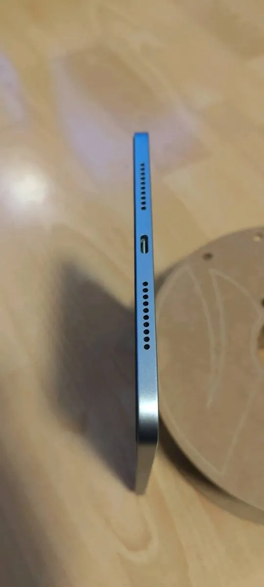 iPad Mini A17 Pro (For parts or Repair - Broken LC - Image 4
