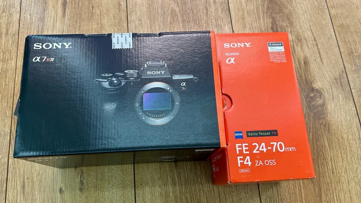 Brand new Sony Alpha 7R IV + lens - Image 1