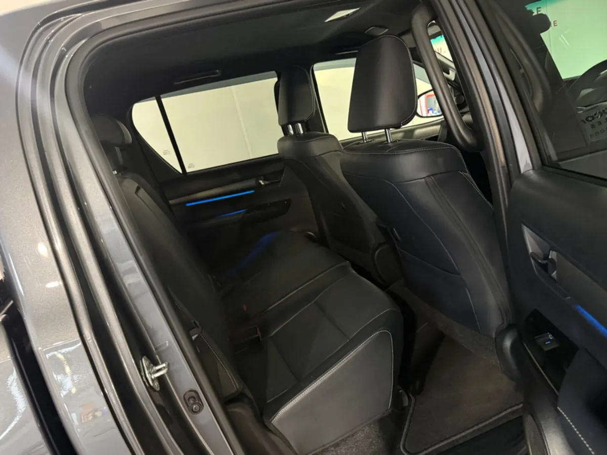 Toyota Hilux 2.8 MHEV INVINCIBLE 4DR - Image 4