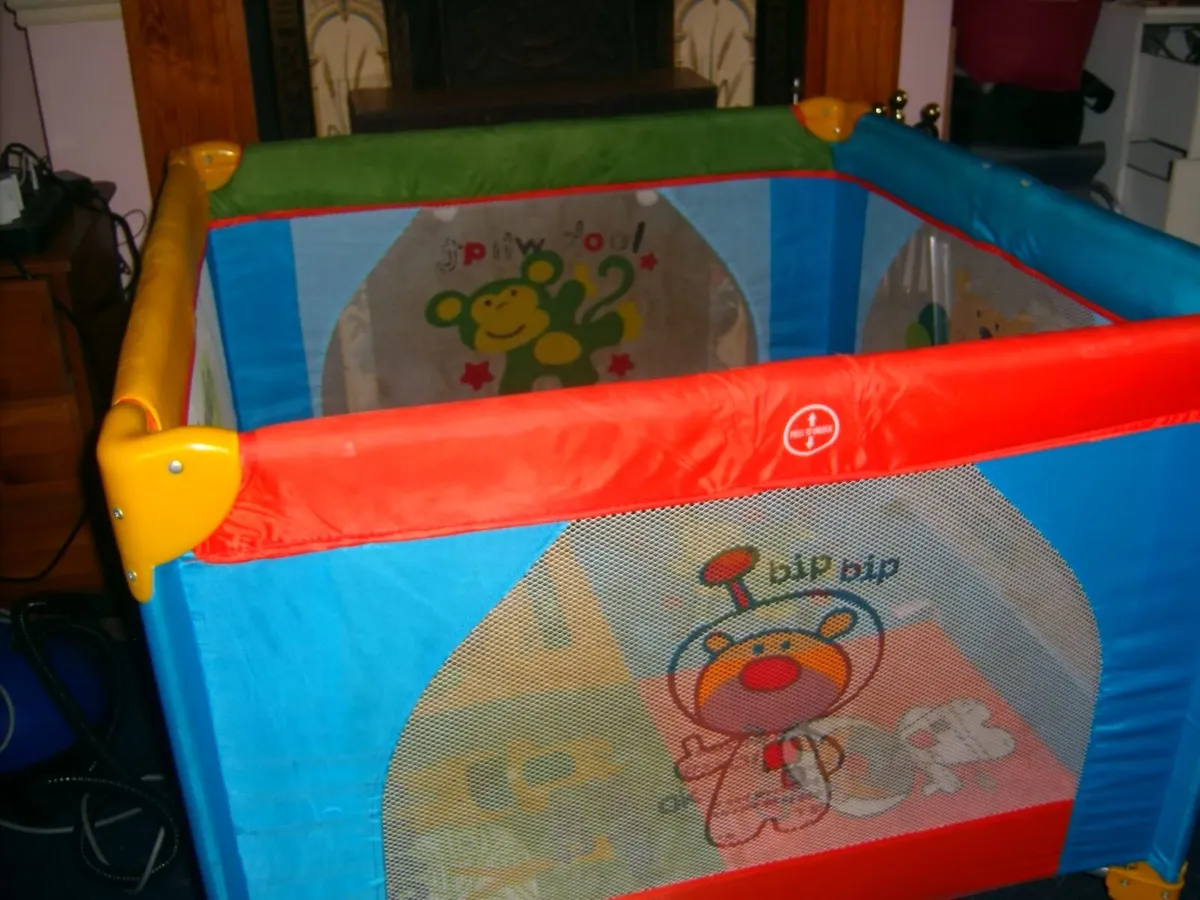 baby travel cot - Image 4
