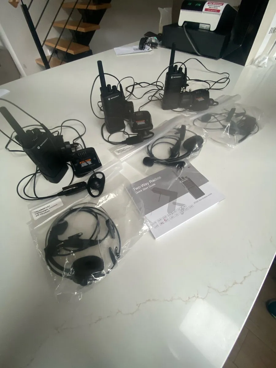 Motorola XT 420 Security Walkie Talkies - Image 4