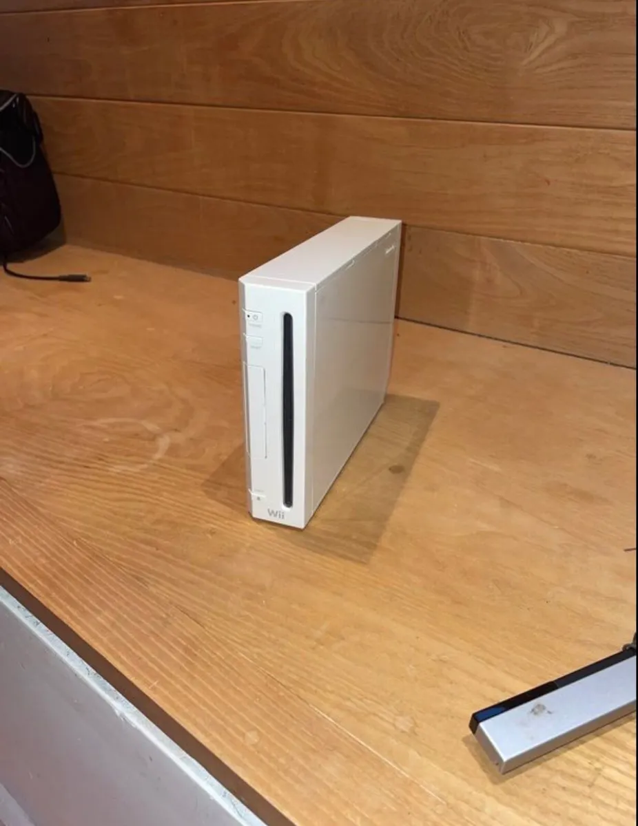 Modded Nintendo Wii + Television - Image 2