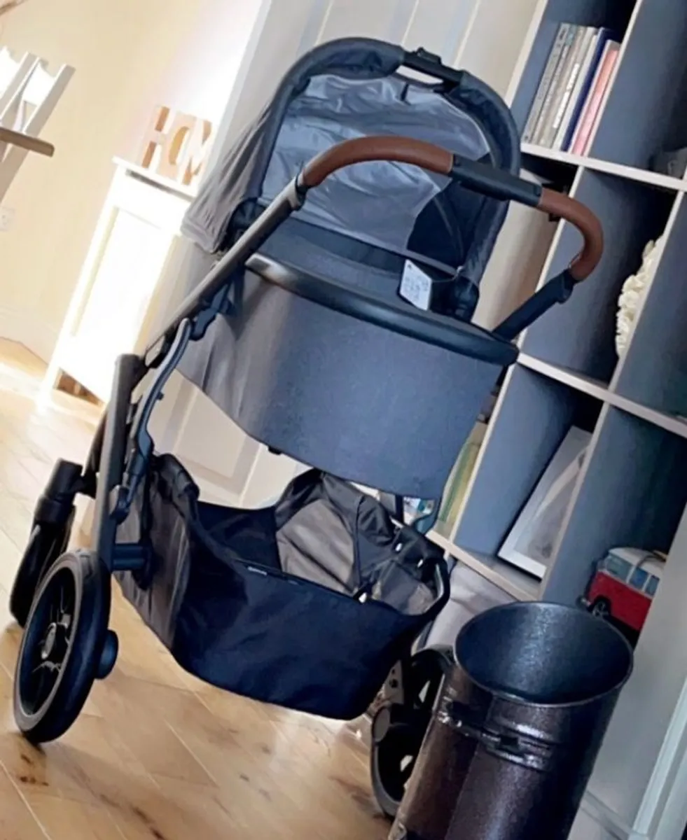 Uppababy V2 Greyson full buggy/ pram set. Also Cybex car seat & isofix - Image 2