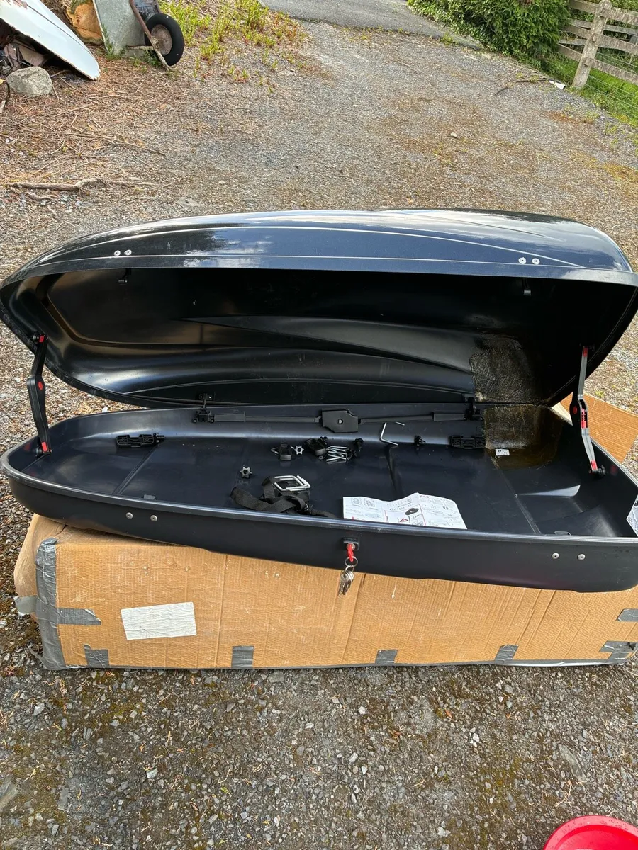Roof box - Image 1
