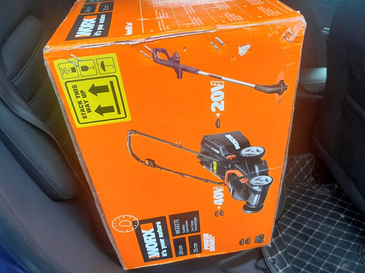 Worx Lawnmower with 2 X 20v Batteries & 20v Grass - Image 4