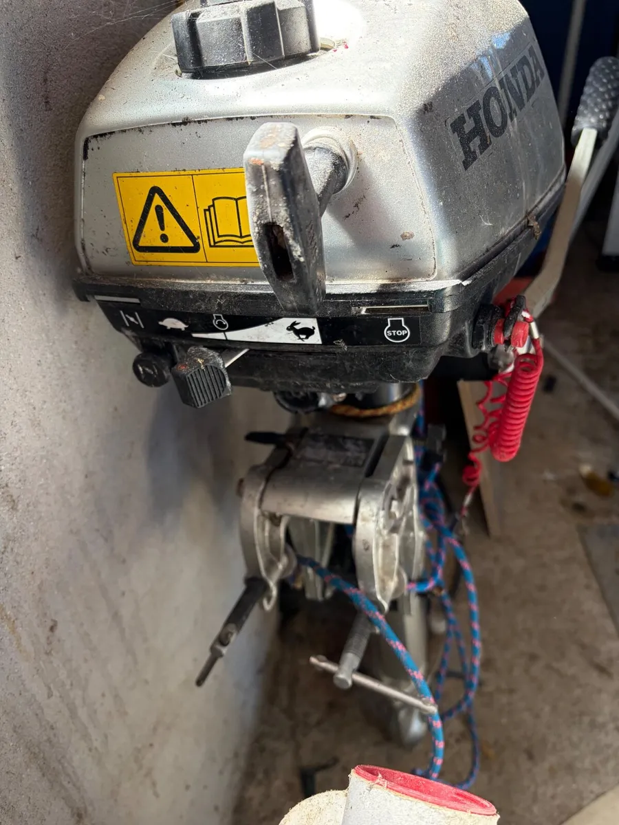 Fiberglass curragh with 2hp Honda - Image 3