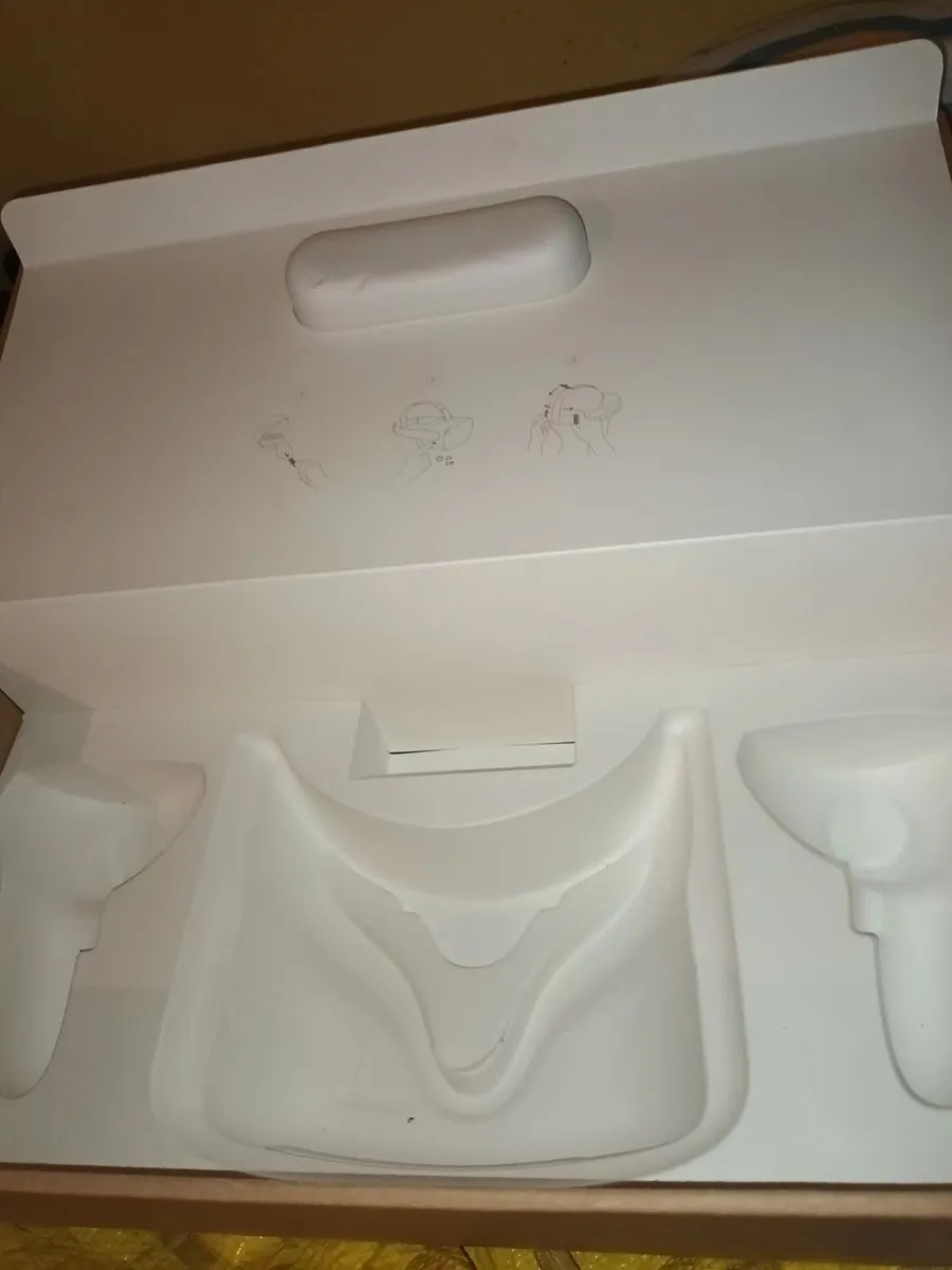Meta Quest 2 VR Headset + Controllers. - Image 2