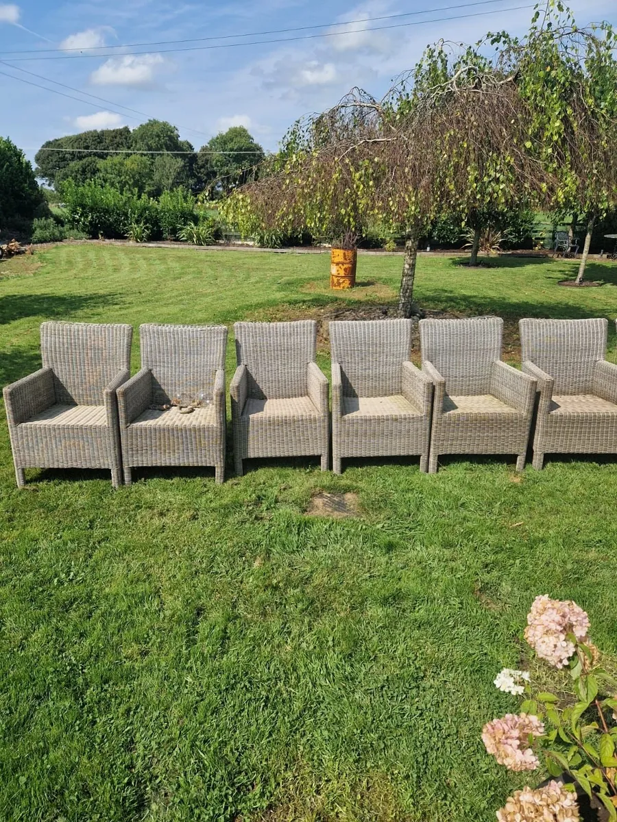 Garden tablle and chairs - Image 1