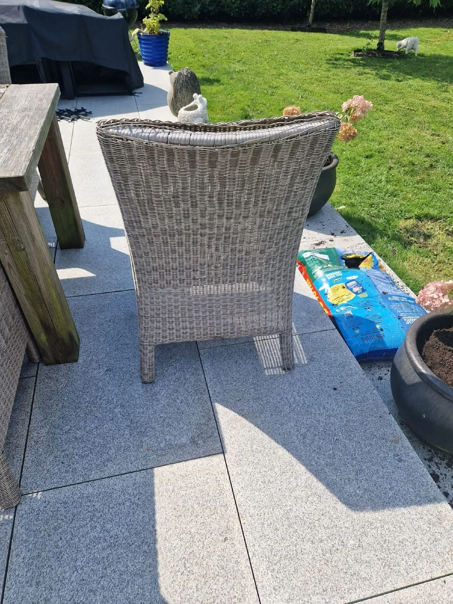 Garden tablle and chairs - Image 2