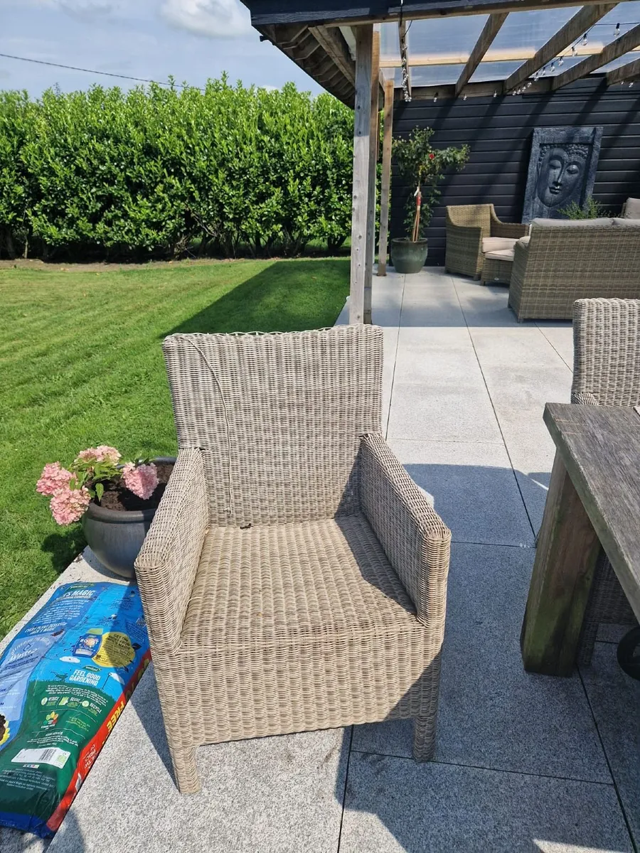 Garden tablle and chairs - Image 3