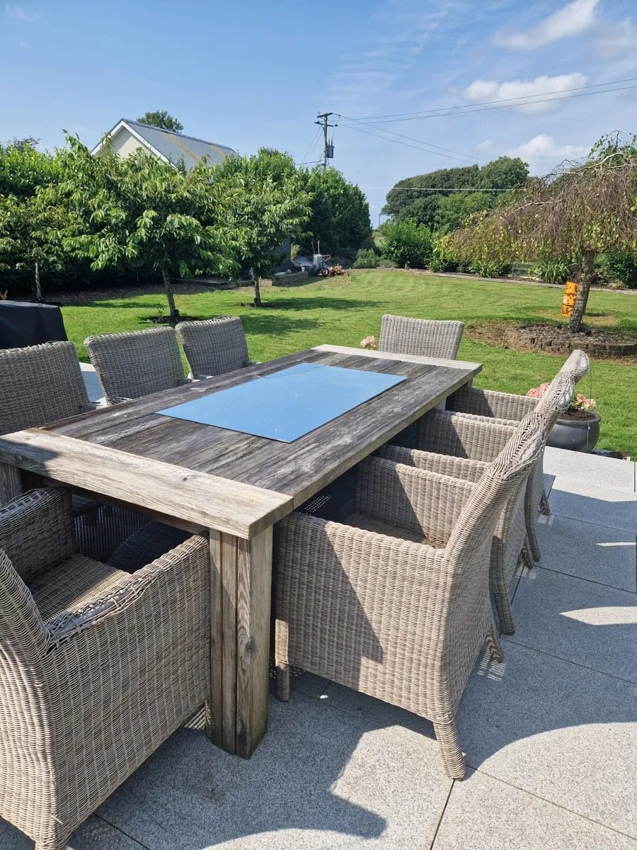 Garden tablle and chairs - Image 4