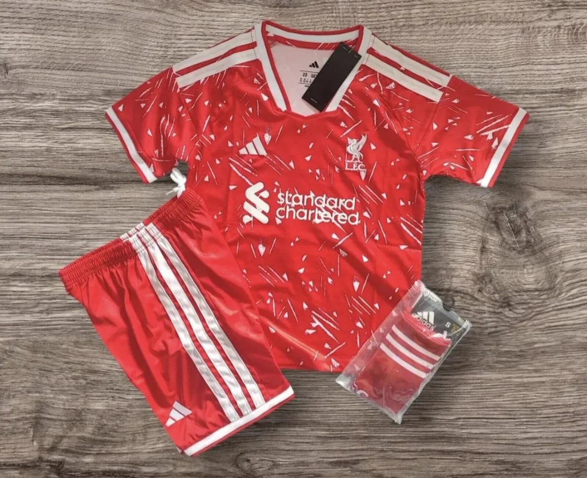 LIVERPOOL ,KIDS FULL KIT INC SOCKS .